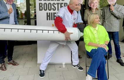 Dennis De Meyer tijdens een prikactie aan het kabinet van minister van Welzijn, Volksgezondheid en Gezin van Hilde Crevits.