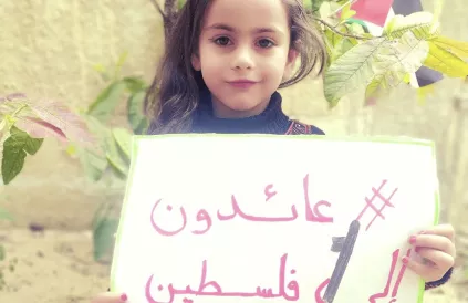 Hajar Al-Bahtini, 6 jaar, op 9 mei 2023 vermoord door het Israëlische bezettingsleger. Haar poster: 'Wij zullen terugkeren naar Palestina'. Foto: Twitter @RamzyBaroud