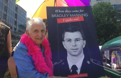 Daniel Ellsberg met een poster van Bradley (Chelsea) Manning in 2013. Foto: moizsyed/CC BY-SA 3:0