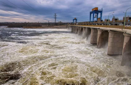 Dam en centrale van Kakhovka in 2013. (Recente niet-commerciële foto's vrij van auteursrechten konden we niet vinden.) Foto: Volodymyr Dzjoebak/CC BY-SA 4:0