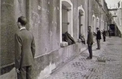 Gevangenen wachten in Breendonk op hun plunje (13 juni 1941). Foto: Public Domain