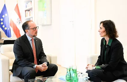 Minister van buitenlandse zaken Hadja Lahbib (r) in gesprek met haar Duitse collega Alexander Schallenberg. Foto: Bundesministerium/CC BY-SA 2:0