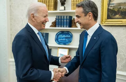 Kyriakos Mitsotakis (r) kan vier jaar verder regeren. Foto: Public Domain