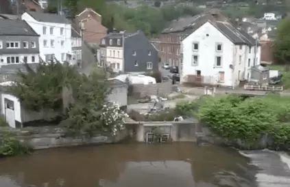 Op 14 juli 2021 verdwenen deze huizen onder 2 meter water. Screenshot dwm