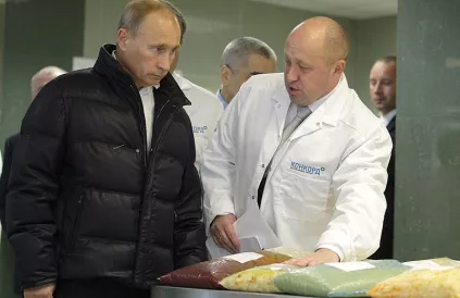 In 2010 was Prigozjin (r) nog een opkomende oligarch, die ondermeer schoolmaaltijden leverde. Foto: Government of the Russian Federation/CC BY-SA 4:0