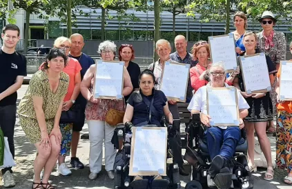 Actie tijdens rechtszaak tegen halvering persoonsvolgend budget (foto Grip vzw)