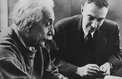 J. Robert Oppenheimer en Albert Einstein op bij het Institute for Advanced Study (foto: http://www.dtra.mil/press_resources/photo_library/CS/CS-1.cfm) 