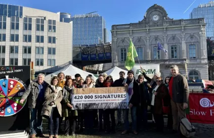 Overhandiging EU-petitie op het Luxemburgplein in Brussel. Foto: POLLINIS