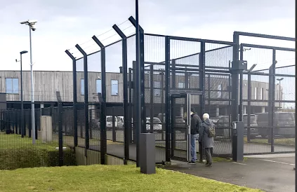 Vrijwilligers op bezoek in een gesloten centrum. Foto Move