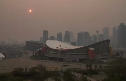 De stad Calgary in volle dag, verduisterd door smog van de bosbranden. Foto: Dwayne Reilander/CC BY-SA 4:0