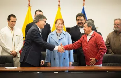 Vredesonderhandelingen tussen de regering van Colombia en de guerrillagroep ELN in 2018. Foto: Overheid van Ecuador, Wikimedia Commons / CC BY-SA 2.0