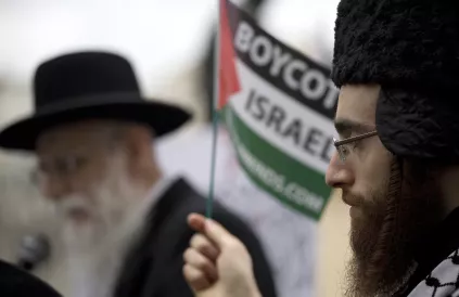 Haredi Jew holding a Palestinian flag with the text “Boycott Israel”. Photo: Jonny White, 13 September 2009 (Wikimedia Commons).