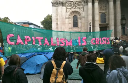 Banner van de Occupy beweging in Londen, 2011. Foto: Neil Cummings, Wikimedia Commons / CC BY-SA 2.0
