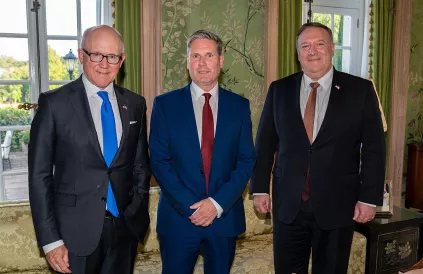 Starmer met VS-minister van buitenlandse zaken Mike Pompeo en VS-ambassadeur in Londen Woody Johnson (2020). Foto: US Department of State/Public Domain