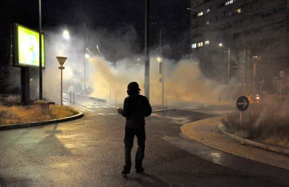 Nachtelijk protest tegen de politiemoord op Nahel in Besançon (30 juni 2023). Foto: Toufik-de-Planoise/CC BY-SA 4:0