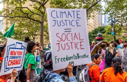 Klimaatrechtvaardigheid = sociale rechtvaardigheid. Protest in New York City. Foto: Fred Murphy/upr.org