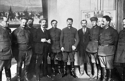 Stalin (zesde rechts) in 1925 op de 14de Conferentie van de Communistische Partij. Foto: jenikirhistory.getarchive.net