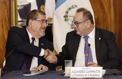 President Alejandro Giammattei (r) ontving president-elect Bernardo Arévalo op 4 september 2023. Foto: Gobierno de Guatemala/Public Domain