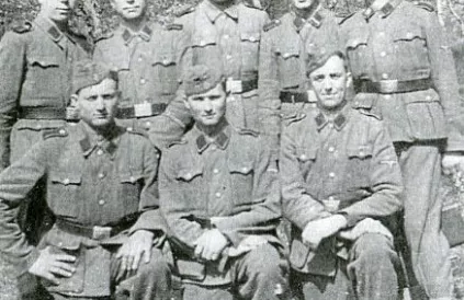 Yaroslav Hunka (vooraan midden) in het uniform van de Waffen SS Galicia (tussen 1943-1945). Foto: Public Domain