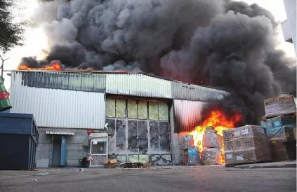Brand van een VN-complex in Gaza (2012) met wit fosfor, een oorlogsmisdaad van Israël. Foto: HRW/CC BY-SA 3:0