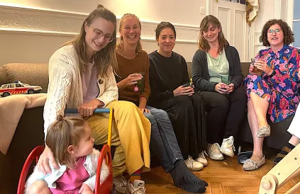 vlnr. Kim en dochter Minne, Sanny, Cherissa, Eva en Sien