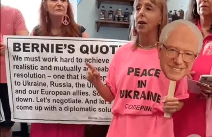 Medea Benjamin (l) en Code Pink aan Bernie Sanders' kantoor. Foto: X @codepink