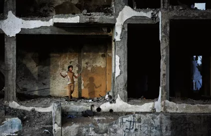 Foto van eerdere bombardement in Gaza van Mohammed Shurrab. Hij is afgelopen weekend zijn huis kwijt en al zijn materiaal. 
