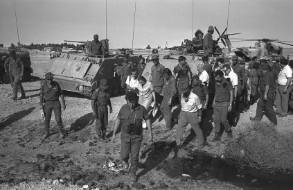 De Israëlische Premier Golda Meir en Defensieminister Moshe Dayan bezoeken het zuidelijke front (Foto: IDF - CC BY-SA 3.0)