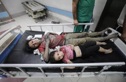 Gewonde kinderen in Gaza als gevolg van de bombardementen, oktober 2023. Foto: Wafa (Q2915969), Wikimedia Commons / CC BY-SA 3.0