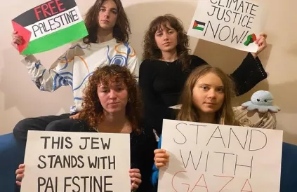 Greta Thunberg (rechtsonder), met andere jonge activisten. Foto: via Instagram