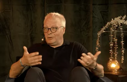Peter Mertens, auteur met een maatschappelijke overtuiging. Foto: YouTube Fakto