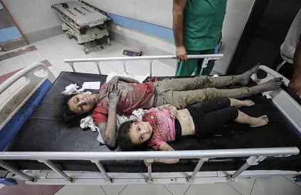 Gewonde kinderen in Gaza 2023 als gevolg van de hevige bombardement. Foto: Wafa (Q2915969), Wikimedia Commons 