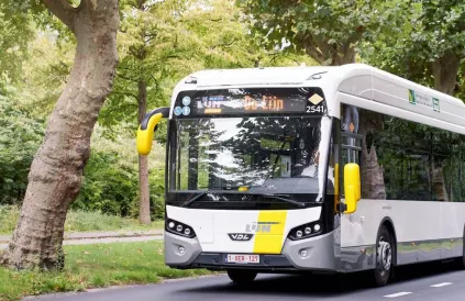 Gloednieuwe hybride-bus, niet aan jouw halte. Foto: delijn.be