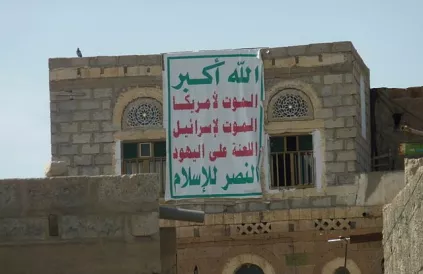 Houthi-vlag aan een huis in Yemen Foto: Abdullah Sarhan

Creative Commons Attribution-Share Alike 4.0