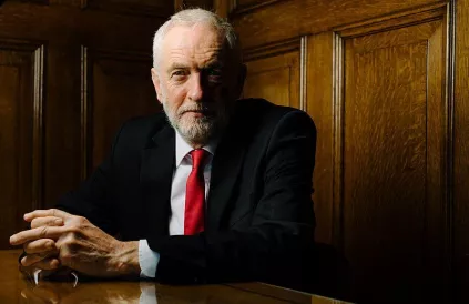 Jeremy Corbyn, levenslanger strijder tegen alle vormen van racisme en slachtoffer van een ongeziene zionistische hetze tegen zijn persoon voor zijn consequente steun aan het Palestijnse volk. Foto: Public Domain