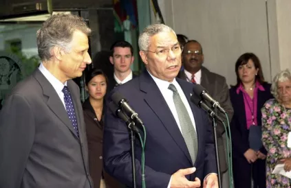 Frans minister van buitenlandse zaken Dominique de Villepin naast zijn VS-collega Colin Powell op 19 september 2004. Foto: US Department of State/Public Domain
