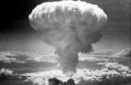 Nagasaki, 9 augustus 1945. 39.000 mensen (in een stad van 195.000 inwoners) kwamen onmiddellijk om. 25.000 anderen 'overleefden' met gruwelijke brandwonden. Hedendaagse kernbommen zijn veel krachtiger. Foto: Public Domain