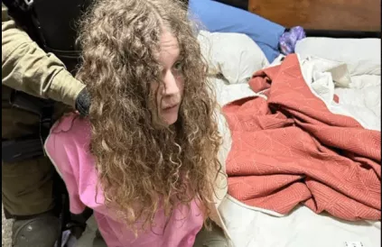 Ahed Tamimi bij haar aanhouding. Foto: X @swilkinsonbc