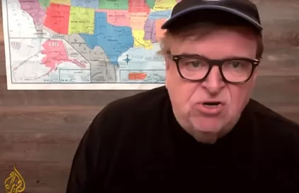 Michael Moore zegt wat de wereldbevolking wil. Screenshot YouTube Al Jazeera