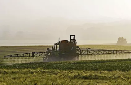 Verboden want gevaarlijk voor de burger in zijn tuintje, maar niet voor zijn industriële voedselproductie... Foto: rawpixel.com/CC 1:0 Universal