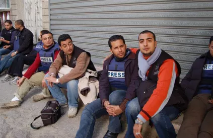 De Gaza-ploeg van Al Jazeera en andere journalisten op straat uit schrik dat hun mediagebouw door het Israëlische leger zou kunnen worden getroffen. Foto: Al Jazeera, Flickr / CC BY-SA 2.0