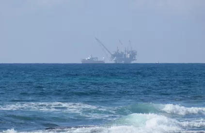 Boorplatform boven het aardgasveld Leviathan voor de kust van Israël. Foto: Amir Bendavid/CC BY-SA 4:0