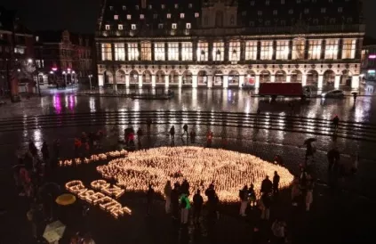 Leuvenaars staken 5.000 kaartjes aan om de kinderslachtoffers van de oorlog te gedenken en op te roepen tot een staakt-het-vuren. (Foto: stad Leuven)