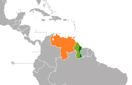 Het gebied (lichtgroen) ten westen van de rivier Essequibo wordt betwist tussen Guyana (donkergroen) en Venezuela (oranje). Map: Aquinter082/CC BY-SA 4:0