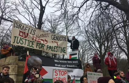 Dit voorstel is een poging op het protest in de VS en de wereld te recupereren. Manifestatie voor het Internationaal Strafhof. Foto: Youna Mulock Houwer
