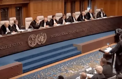 Zuid-Afrikaans jurist Ngcukaitobi getuigt op 11 januari 2024 tegen de Israëlische bombardementen op Gaza. Screenshot YouTube