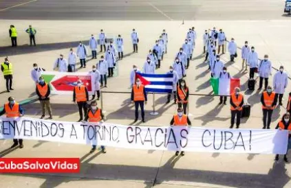 Op 13 april 2020 landde een Cubaanse medische brigade in Turijn om de coronacrisis mee te helpen bestrijden. Foto: Cubaanse overheid