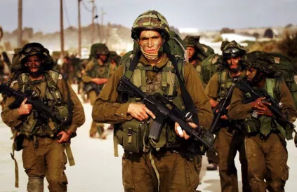 epa01598031 A photograph supplied by the IDF Spokesman's Office shows Israeli reserve infantry soldiers as they march towards the Gaza Strip to join in the fight in Israel's war against Hamas on 12 January 2009.  EPA/NEIL COHEN/HO  EDITORIAL USE ONLY