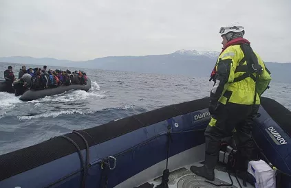 Vluchtelingen komen in een bootje aan op Lesbos, 2016. Foto: Mstyslav Chernov/Unframe

Creative Commons Attribution-Share Alike 4.0