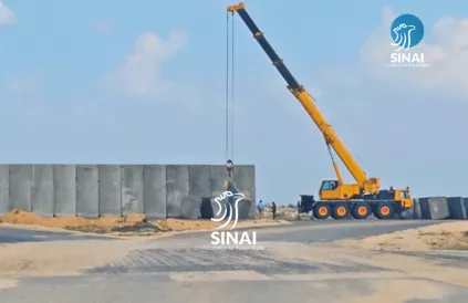 Plaatsing van hoge betonnen omheiningsplaten. Foto: sinaifhr.orf